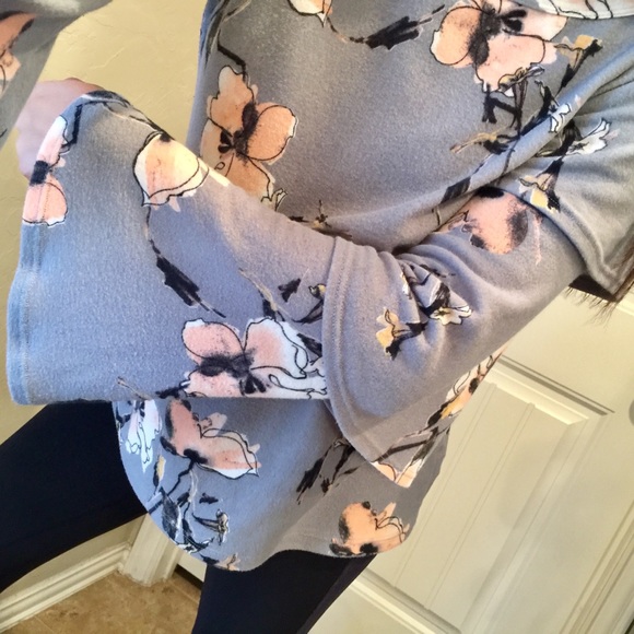 Promesa gray floral brushed tiered sleeve top S - Picture 2 of 3